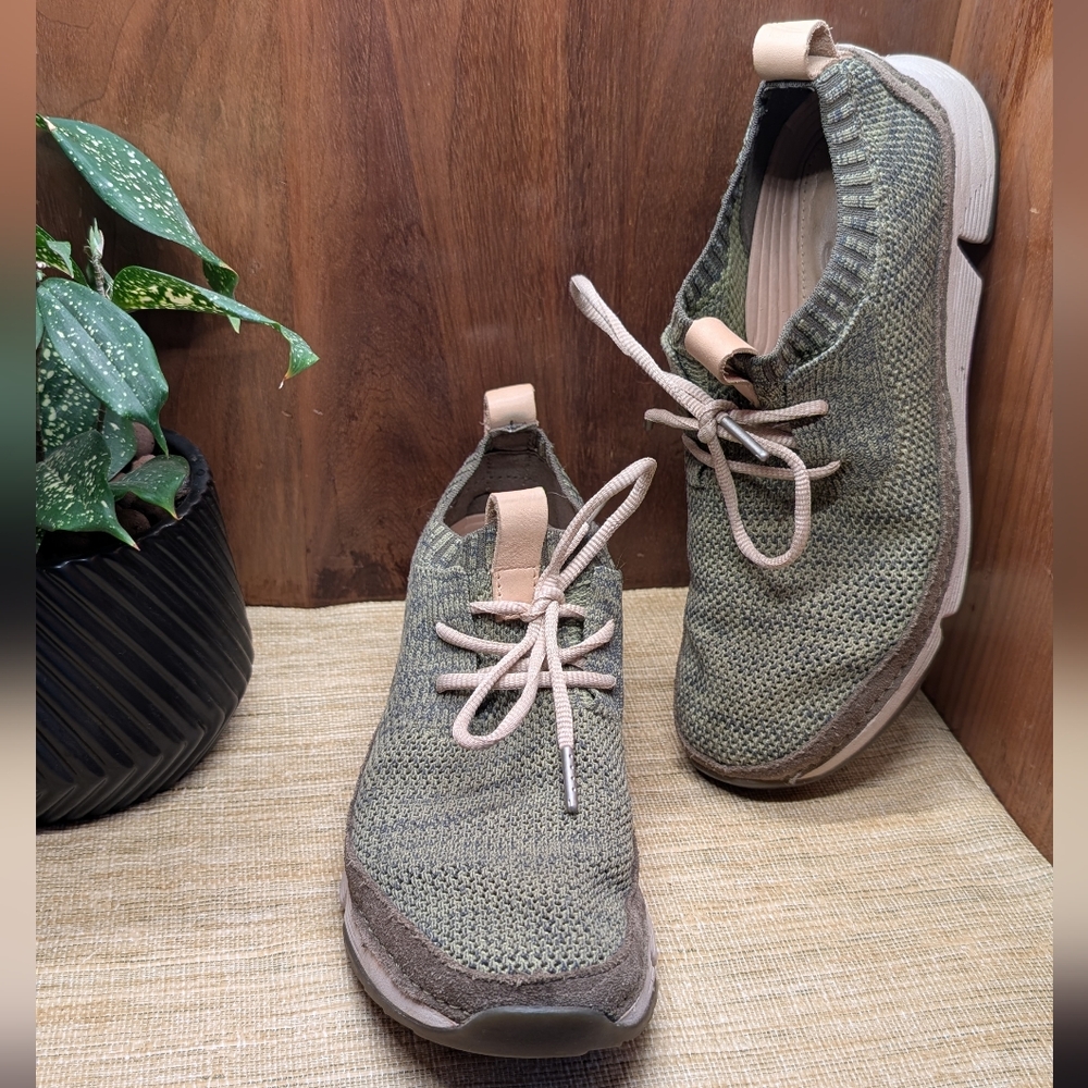 Clarks Women's Casual Knit Sneakers